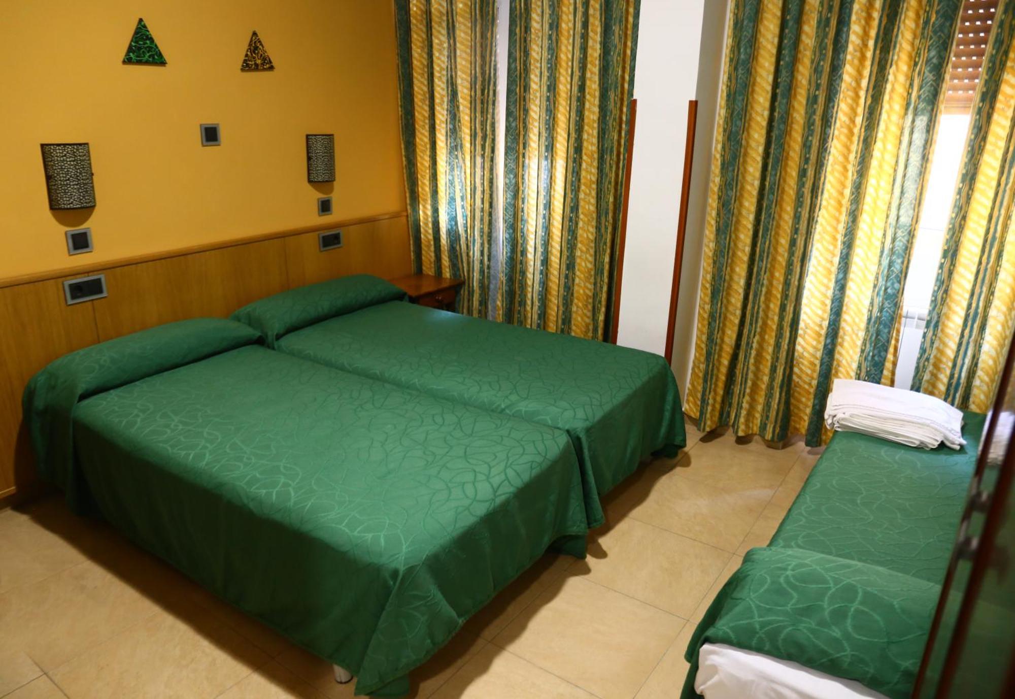 Hostal Muralla ปลาเซนเซีย ภายนอก รูปภาพ