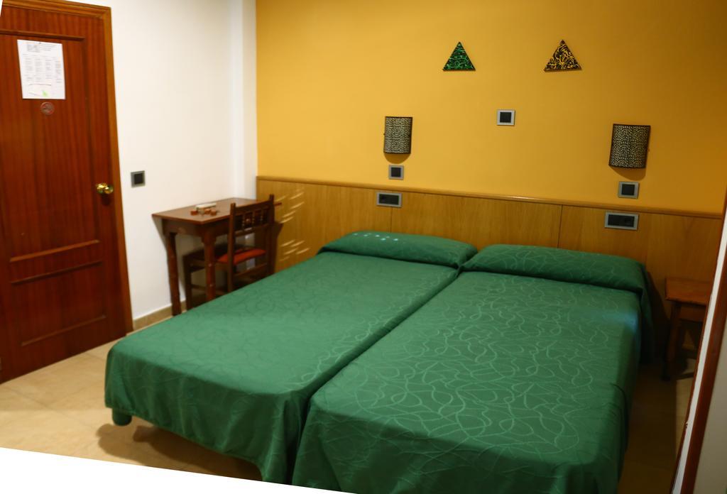 Hostal Muralla ปลาเซนเซีย ภายนอก รูปภาพ